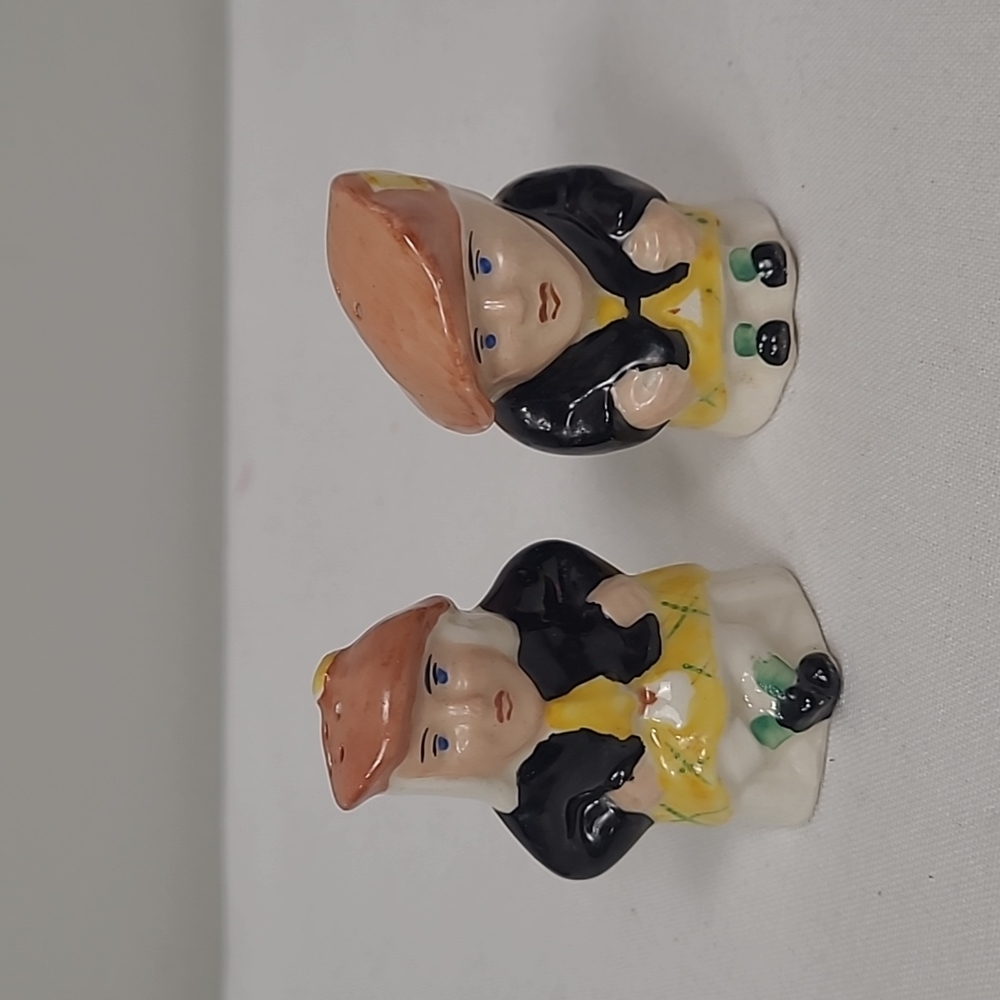 Vintage Made in England Scottish men in kilts salt & pepper shakers
